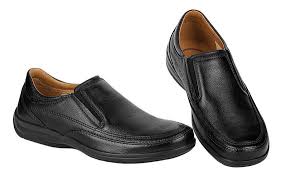 Zapatos cerrados color negro sin brillos o colores.